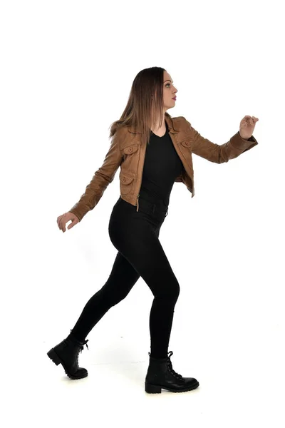穿着棕色皮夹克的黑发女孩的全长肖像 侧面轮廓 在白色背景上站立姿势 — 图库照片
