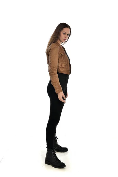 穿着棕色皮夹克的黑发女孩的全长肖像 侧面轮廓 在白色背景上站立姿势 — 图库照片