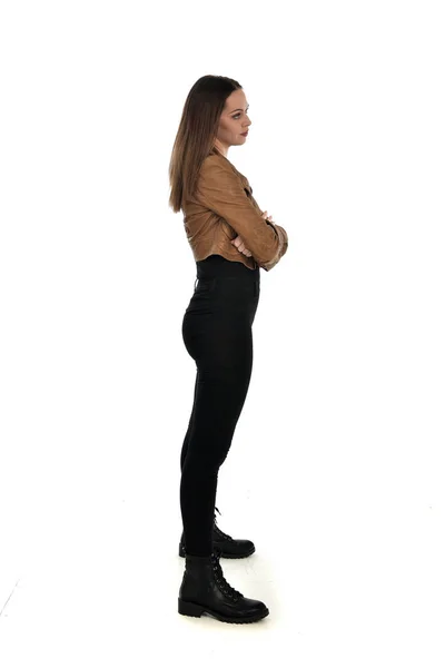 Ganzkörperporträt Eines Brünetten Mädchens Brauner Lederjacke Seitenprofil Stehende Pose Auf — Stockfoto