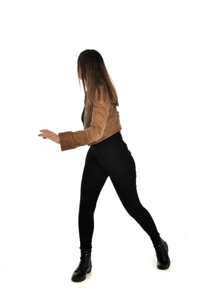 完全な長さの茶色の革のジャケットを着てのブルネットの少女の肖像画 白い背景の上の立ちポーズ — ストック写真