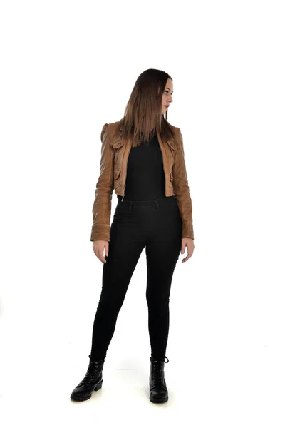Ganzkörperporträt Eines Brünetten Mädchens Brauner Lederjacke Stehende Pose Auf Weißem — Stockfoto