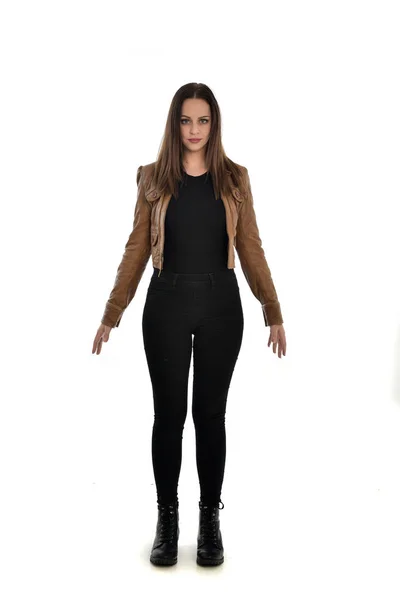 Ganzkörperporträt Eines Brünetten Mädchens Brauner Lederjacke Stehende Pose Auf Weißem — Stockfoto