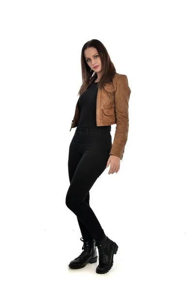 穿着棕色皮夹克的黑发女孩的全长肖像 在白色背景上站立姿势 — 图库照片