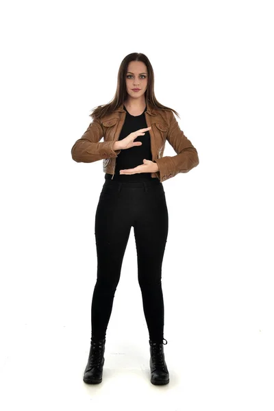 Ganzkörperporträt Eines Brünetten Mädchens Brauner Lederjacke Stehende Pose Auf Weißem — Stockfoto