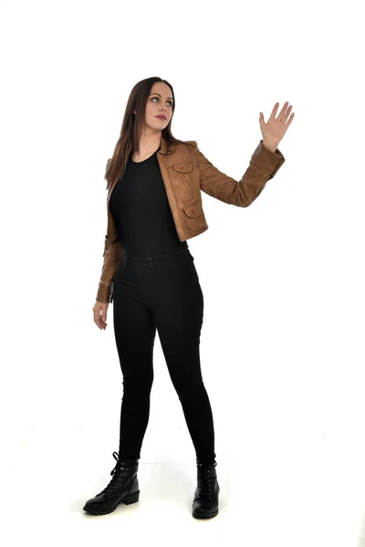 Retrato Comprimento Total Menina Morena Usando Jaqueta Couro Marrom Postura — Fotografia de Stock