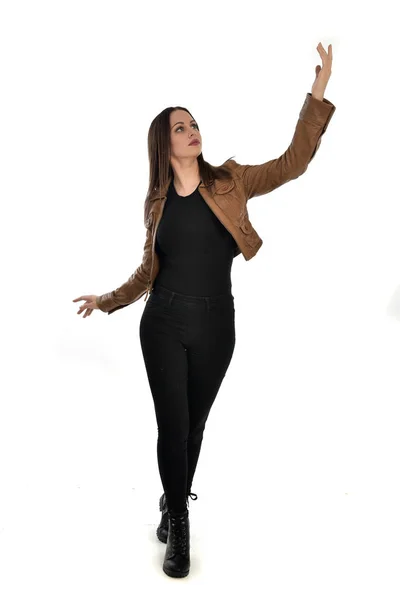 完全な長さの茶色の革のジャケットを着てのブルネットの少女の肖像画 白い背景の上の立ちポーズ — ストック写真