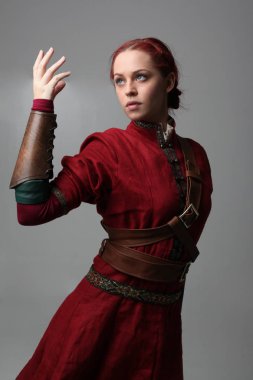 Ortaçağ savaşçı kostüm giyen kırmızı saçlı kız portresi. Stüdyo arka plan,