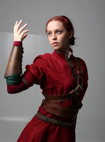 Portret Van Red Haired Meisje Middeleeuwse Strijder Kostuum Dragen Studio — Stockfoto
