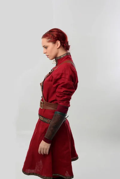 Πορτρέτο Της Κόκκινα Μαλλιά Κορίτσι Φορώντας Κοστούμι Μεσαιωνικός Πολεμιστής Ιστορικό — Φωτογραφία Αρχείου