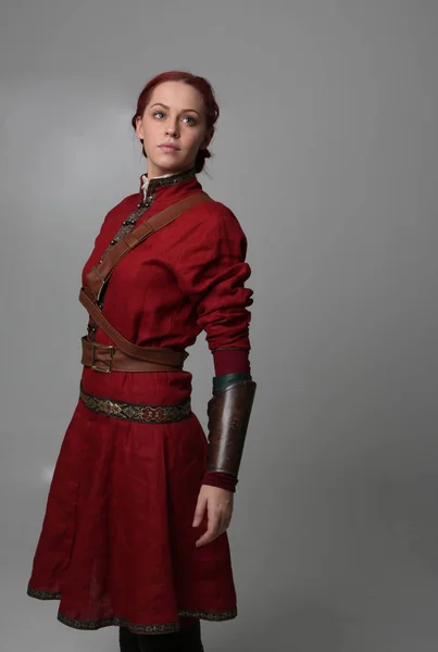 Retrato Chica Pelirroja Con Traje Guerrero Medieval Fondo Estudio — Foto de Stock