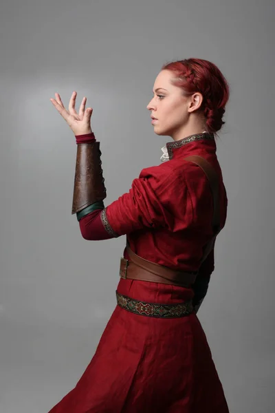 Retrato Menina Cabelos Vermelhos Vestindo Traje Guerreiro Medieval Estúdio Fundo — Fotografia de Stock