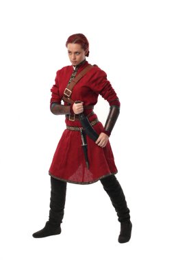 fantezi Ortaçağ giyinen, ayakta poz studio arka plan üzerinde kırmızı saçlı kız portresi tam uzunlukta.