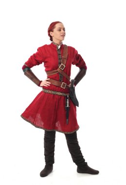 fantezi Ortaçağ giyinen, ayakta poz studio arka plan üzerinde kırmızı saçlı kız portresi tam uzunlukta.