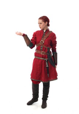 fantezi Ortaçağ giyinen, ayakta poz studio arka plan üzerinde kırmızı saçlı kız portresi tam uzunlukta.