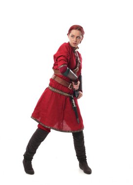 fantezi Ortaçağ giyinen, ayakta poz studio arka plan üzerinde kırmızı saçlı kız portresi tam uzunlukta.