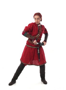 fantezi Ortaçağ giyinen, ayakta poz studio arka plan üzerinde kırmızı saçlı kız portresi tam uzunlukta.