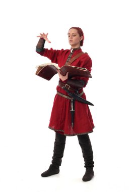 fantezi Ortaçağ giyinen, ayakta poz studio arka plan üzerinde kırmızı saçlı kız portresi tam uzunlukta.