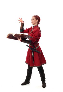 fantezi Ortaçağ giyinen, ayakta poz studio arka plan üzerinde kırmızı saçlı kız portresi tam uzunlukta.