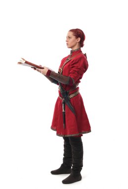 fantezi Ortaçağ giyinen, ayakta poz studio arka plan üzerinde kırmızı saçlı kız portresi tam uzunlukta.