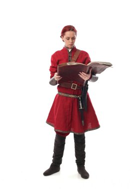 fantezi Ortaçağ giyinen, ayakta poz studio arka plan üzerinde kırmızı saçlı kız portresi tam uzunlukta.