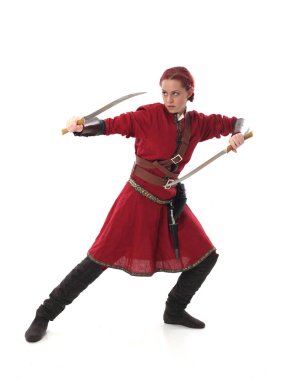 fantezi Ortaçağ giyinen, ayakta poz studio arka plan üzerinde kırmızı saçlı kız portresi tam uzunlukta.