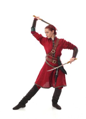 fantezi Ortaçağ giyinen, ayakta poz studio arka plan üzerinde kırmızı saçlı kız portresi tam uzunlukta.