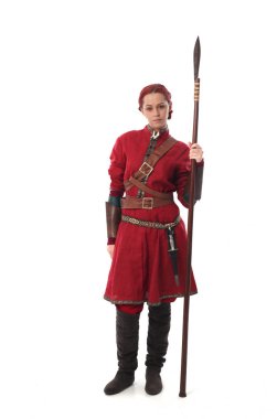 fantezi Ortaçağ giyinen, ayakta poz studio arka plan üzerinde kırmızı saçlı kız portresi tam uzunlukta.