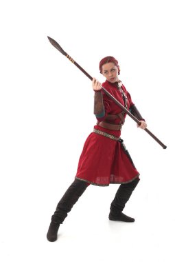 fantezi Ortaçağ giyinen, ayakta poz studio arka plan üzerinde kırmızı saçlı kız portresi tam uzunlukta.