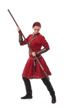 fantezi Ortaçağ giyinen, ayakta poz studio arka plan üzerinde kırmızı saçlı kız portresi tam uzunlukta.