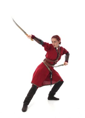 fantezi Ortaçağ giyinen, ayakta poz studio arka plan üzerinde kırmızı saçlı kız portresi tam uzunlukta.