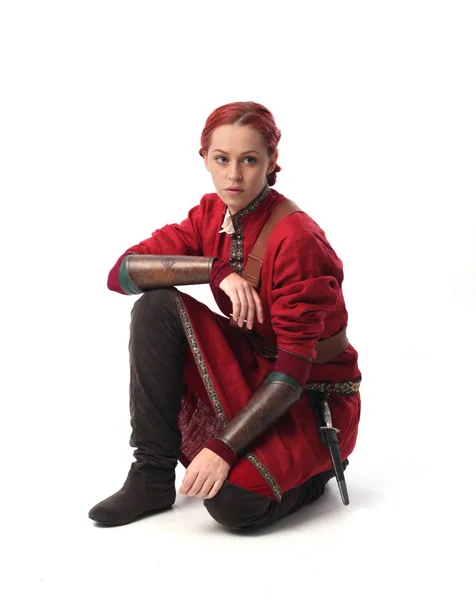 Полноразмерный Портрет Рыжеволосой Девушки Фантастическом Средневековом Костюме Сидящей Студийном Фоне — стоковое фото