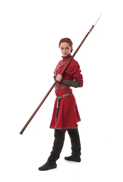 Портрет Рыжеволосой Девушки Фантастическом Средневековом Костюме Стоящей Студийном Фоне — стоковое фото
