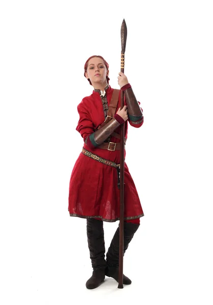 ファンタジー中世の衣装 スタジオの背景に立ちポーズを身に着けている赤い髪の女の子の完全な長さの肖像画 — ストック写真