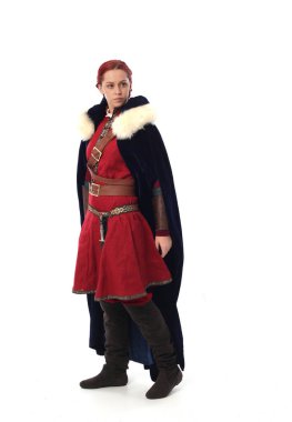 fantezi Ortaçağ giyinen, ayakta poz studio arka plan üzerinde kırmızı saçlı kız portresi tam uzunlukta.