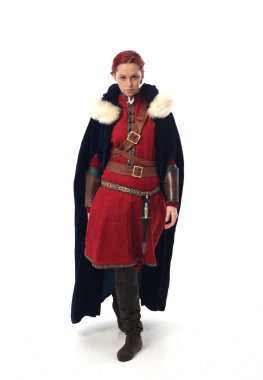 fantezi Ortaçağ giyinen, ayakta poz studio arka plan üzerinde kırmızı saçlı kız portresi tam uzunlukta.