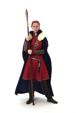 fantezi Ortaçağ giyinen, ayakta poz studio arka plan üzerinde kırmızı saçlı kız portresi tam uzunlukta.