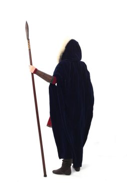 fantezi Ortaçağ giyinen, ayakta poz studio arka plan üzerinde kırmızı saçlı kız portresi tam uzunlukta.