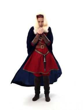 fantezi Ortaçağ giyinen, ayakta poz studio arka plan üzerinde kırmızı saçlı kız portresi tam uzunlukta.