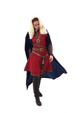 fantezi Ortaçağ giyinen, ayakta poz studio arka plan üzerinde kırmızı saçlı kız portresi tam uzunlukta.