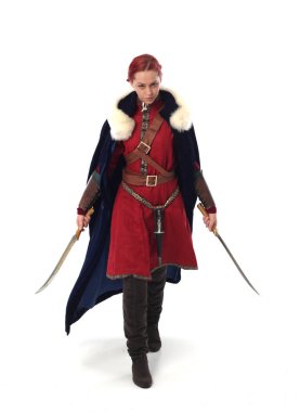 fantezi Ortaçağ giyinen, ayakta poz studio arka plan üzerinde kırmızı saçlı kız portresi tam uzunlukta.