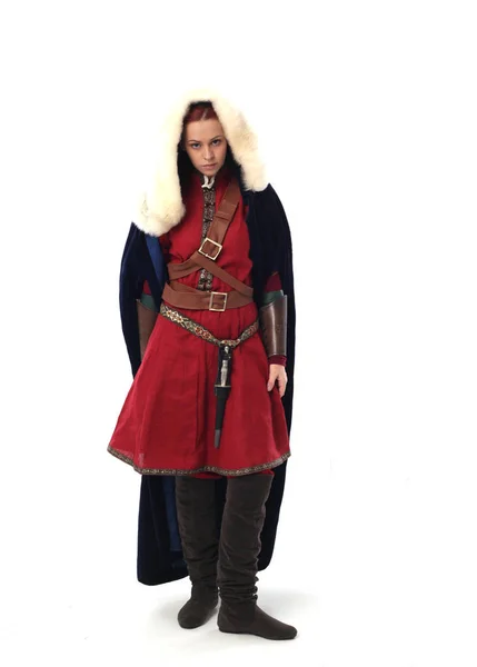Портрет Рыжеволосой Девушки Фантастическом Средневековом Костюме Стоящей Студийном Фоне — стоковое фото