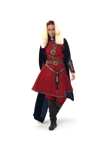 Volledige Lengte Portret Van Red Haired Meisje Draagt Fantasy Middeleeuws — Stockfoto