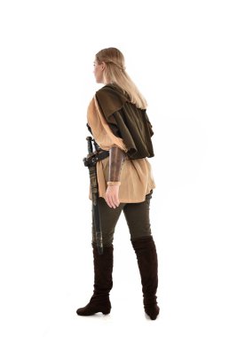 tam uzunlukta Ortaçağ kostüm, kameranın arka ayakta pozuyla giyen kız portresi. beyaz stüdyo arka plan üzerinde izole.