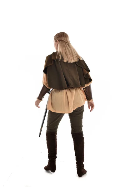 Tam Uzunlukta Ortaçağ Kostüm Kameranın Arka Ayakta Pozuyla Giyen Kız — Stok fotoğraf