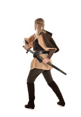 tam uzunlukta Ortaçağ kostüm, kameranın arka ayakta pozuyla giyen kız portresi. beyaz stüdyo arka plan üzerinde izole.