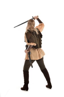 tam uzunlukta Ortaçağ kostüm, kameranın arka ayakta pozuyla giyen kız portresi. beyaz stüdyo arka plan üzerinde izole.