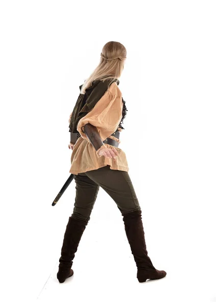 Ολόσωμο Πορτρέτο Του Κοπέλα Φορώντας Μεσαιωνική Ενδυμασία Πόζα Στέκεται Την — Φωτογραφία Αρχείου
