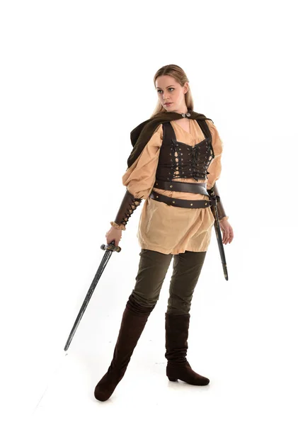 Ολόσωμο Πορτρέτο Του Ξανθιά Κοπέλα Φορώντας Κοστούμι Καφέ Μεσαιωνικός Πολεμιστής — Φωτογραφία Αρχείου