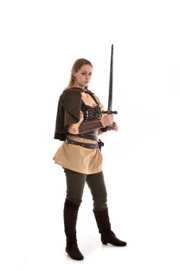 tam uzunlukta portre sarışın kız kahverengi Ortaçağ savaşçı kostüm giyiyor. ayakta poz, beyaz stüdyo arka plan üzerinde izole.