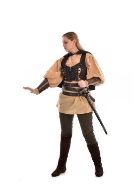 tam uzunlukta portre sarışın kız kahverengi Ortaçağ savaşçı kostüm giyiyor. ayakta poz, beyaz stüdyo arka plan üzerinde izole.